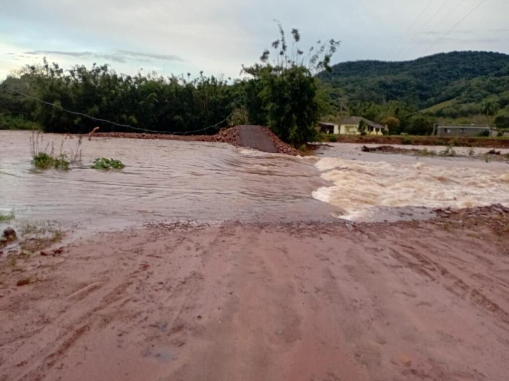 Temporal isola comunidades no interior de Santa Maria e mantém alerta para deslizamentos