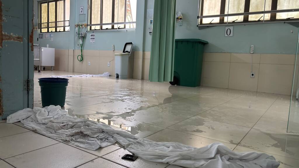 Alagamento interdita setor de emergência do PA do Patronato e pacientes são redirecionados em Santa Maria