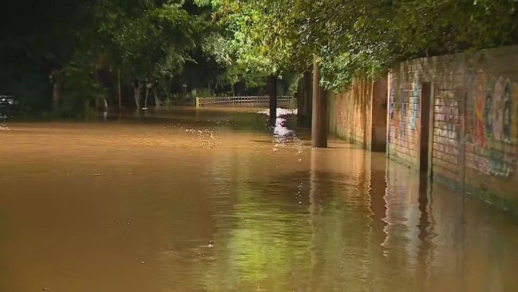 Temporais provocam estragos em diferentes regiões e mantêm rios em alerta no RS