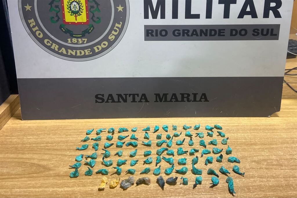 Adolescente é apreendida tentando esconder em residência mais de 80 pedras de crack