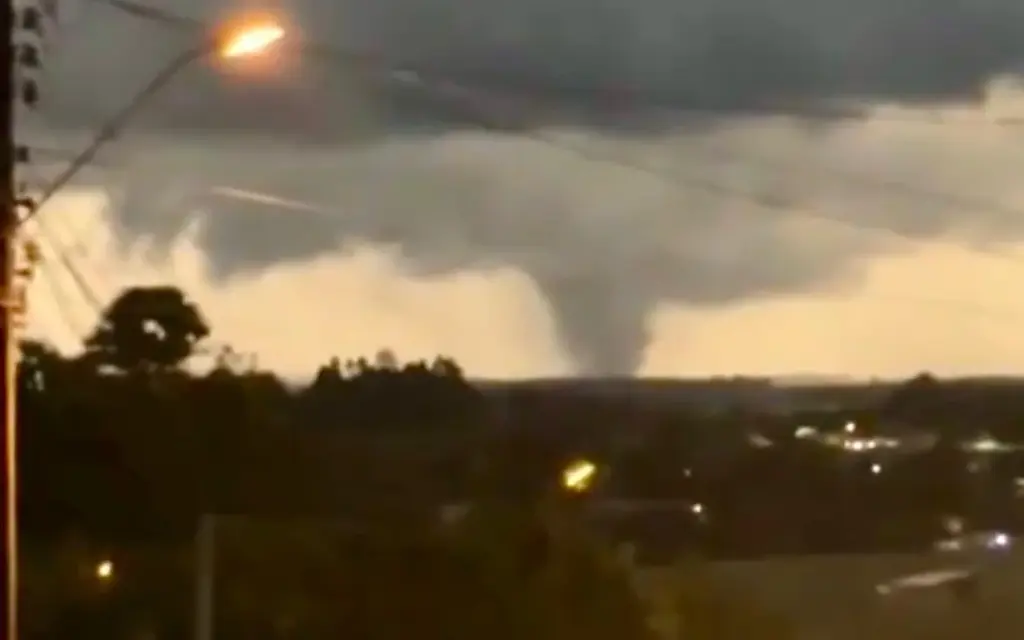 Frente fria aumenta risco de temporais no RS no fim de semana; cenário pode favorecer formação de novos tornados ou microexplosões