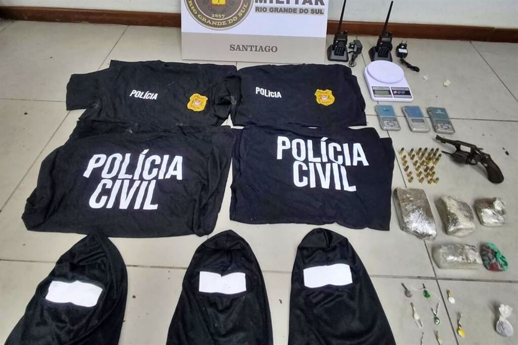 Dupla é presa com revólver, drogas e camisetas da Polícia Civil durante operação da BM em Santiago