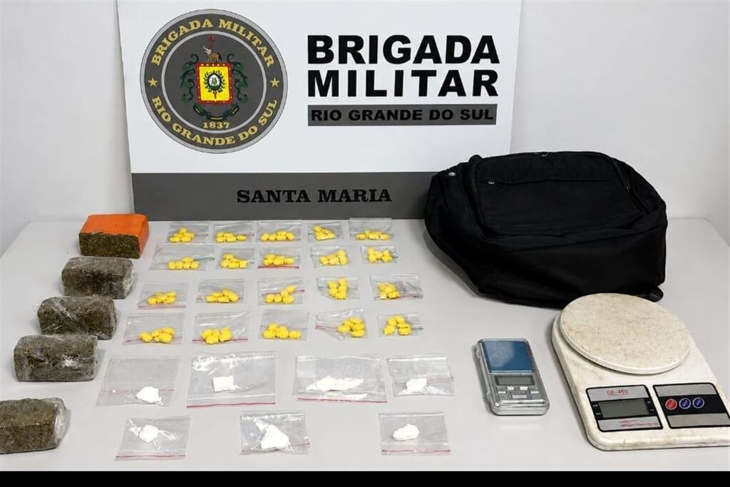 Após fugir de abordagem, jovem é preso com 100 comprimidos de ecstasy, maconha e cocaína em Santa Maria