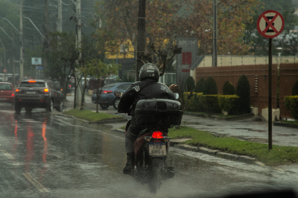 Frente fria avança e traz chuva acompanhada de ventania a Santa Maria; Defesa Civil emite alerta