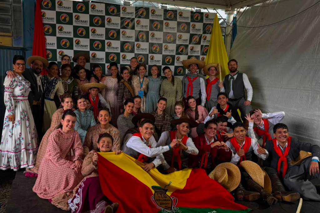 Grupos do Paraná e Mato Grosso do Sul cruzam mais de mil quilômetros para viver o sonho do Juvenart em Santa Maria