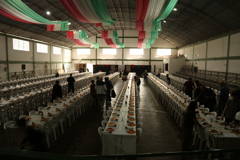 Por que a comida de Vale Vêneto faz tanto sucesso? Festival produz 4,5 mil bifes à milanesa por noite