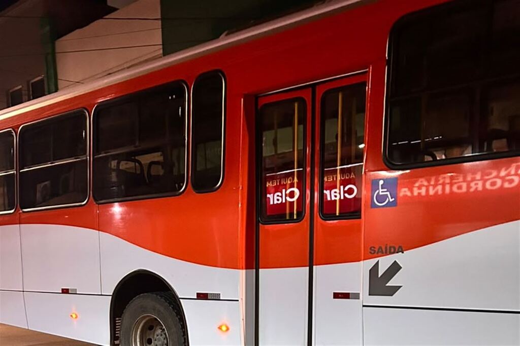 Assaltante invade ônibus, ameaça motorista com faca e rouba dinheiro da passagem no centro  de Santa Maria