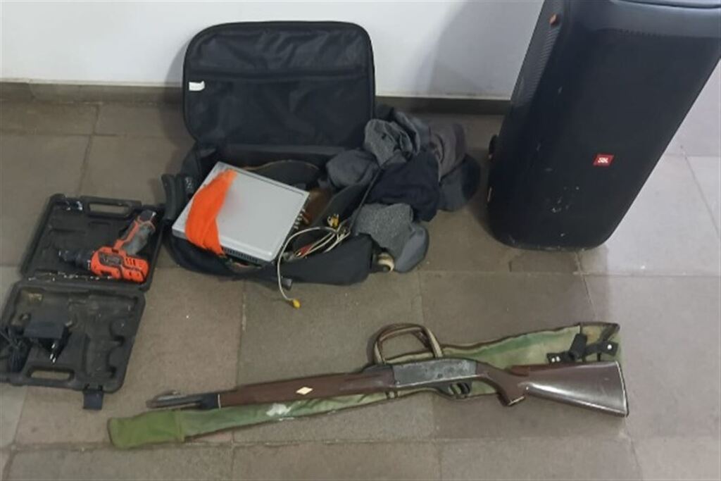 Dupla é presa após furtar casa de policial penal em Itaara; espingarda e outros bens são recuperados
