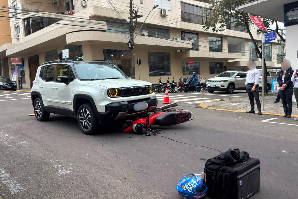 Motociclista fica ferido em acidente no cruzamento das ruas Bozano e Serafim Valandro, em Santa Maria
