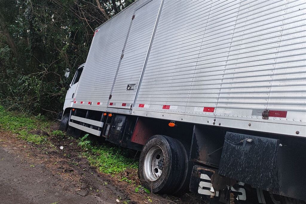 Pane na direção faz caminhão-baú tombar às margens da BR-158, em Santa Maria
