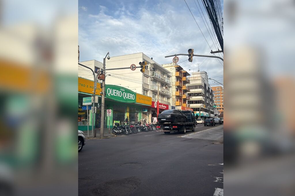 Falta de energia deixa semáforo inoperante e causa congestionamento no Centro de Santa Maria