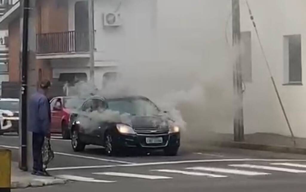 Carro pega fogo em cruzamento e deixa trânsito lento no centro de Santa Maria