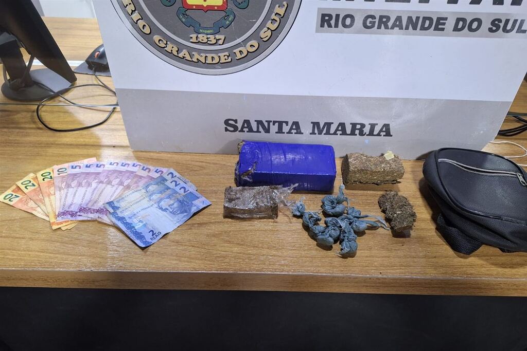 Jovem é preso após Batalhão de Choque encontrar meio quilo de maconha enterrado em pátio de residência em Santa Maria