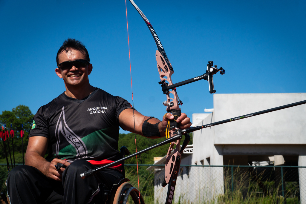 Campeão mundial de tiro com arco, santa-mariense segue trajetória de conquistas e sonha com as Paralimpíadas
