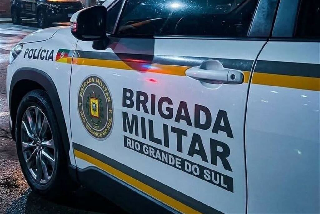 Após apontar arma para a polícia, jovem é preso escondido embaixo de cama; outro é detido com drogas
