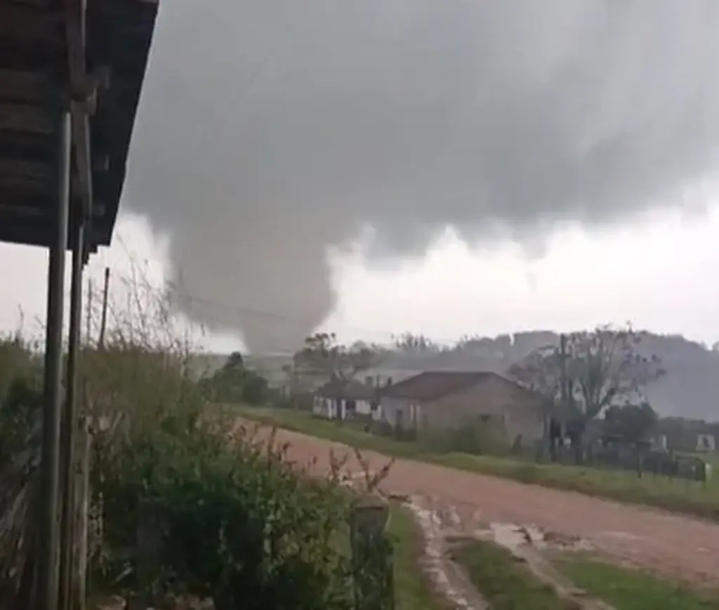 VÍDEO: Tornado atinge interior de Pedro Osório e provoca destelhamentos no sul do RS