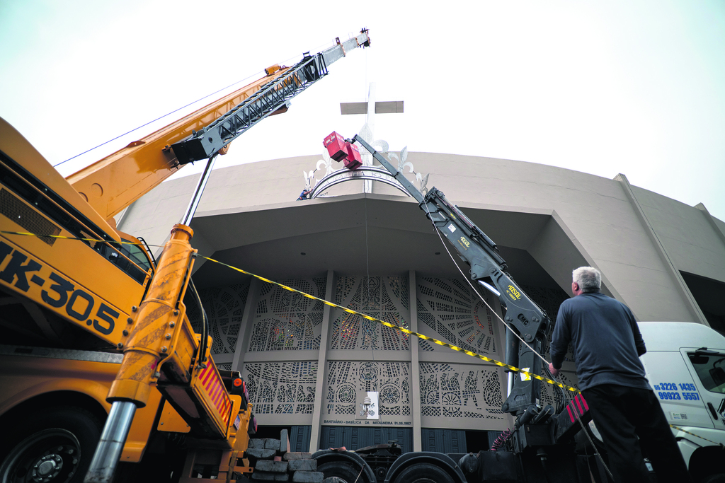 Fachada da Basílica da Medianeira ganha nova cruz e coroa em Santa Maria