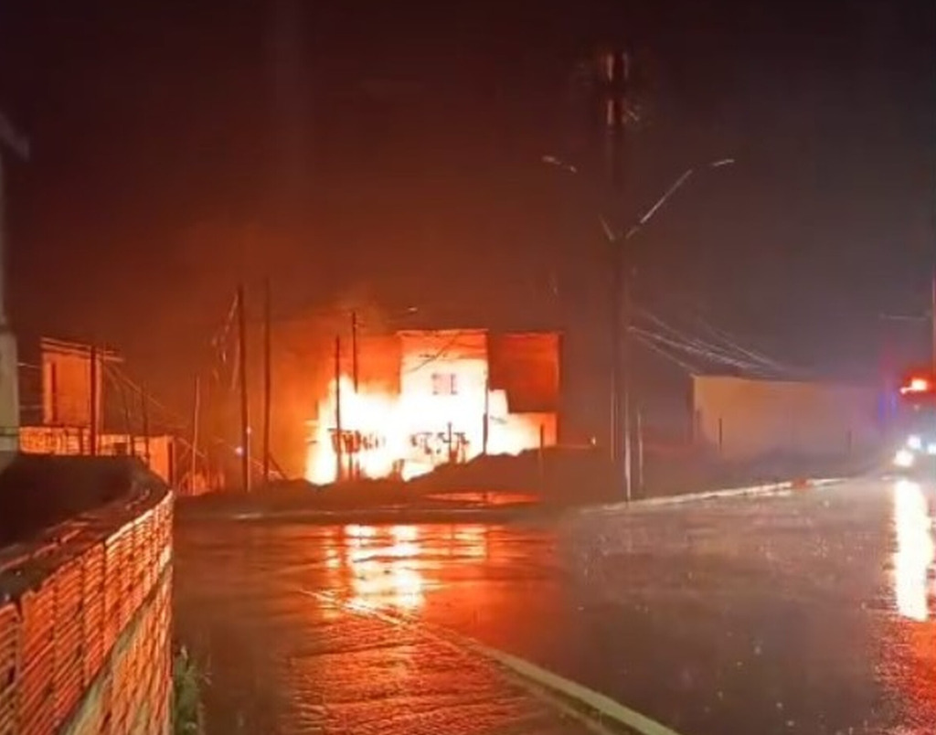 Incêndio atinge casa durante o temporal desta quinta-feira em Santa Maria