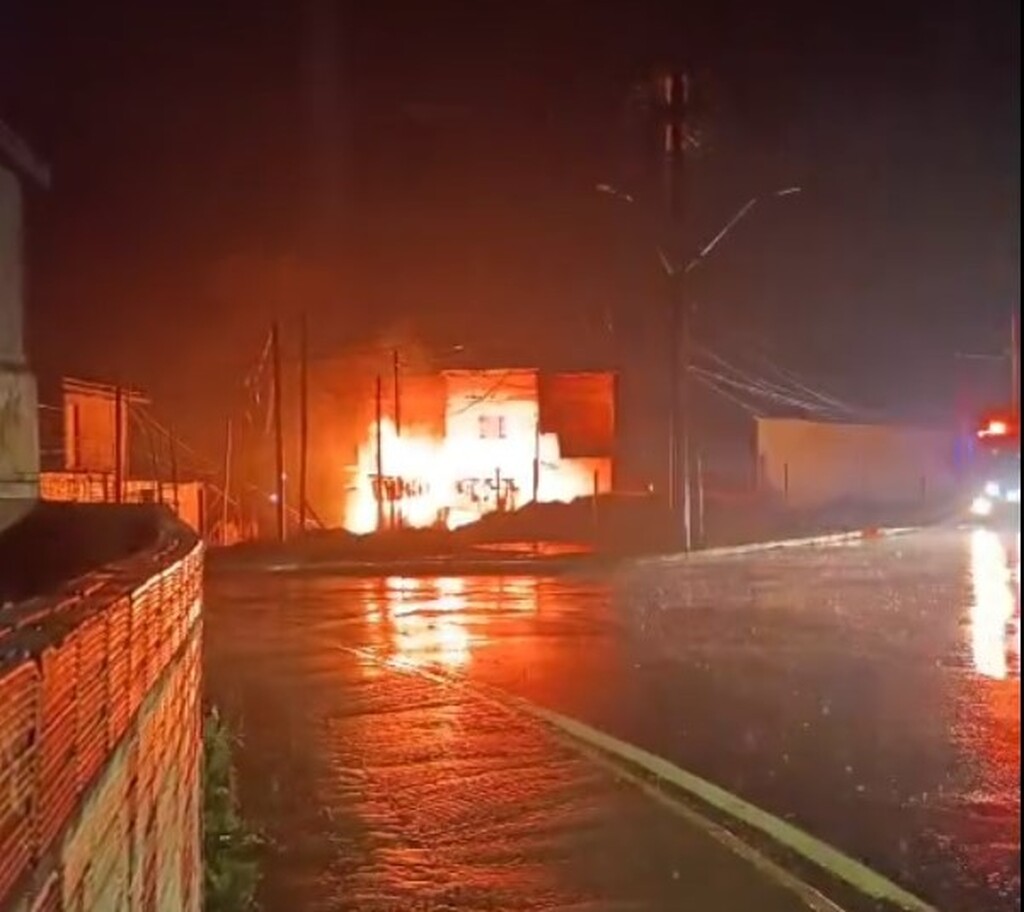 título imagem Incêndio atinge casa durante o temporal desta quinta-feira em Santa Maria