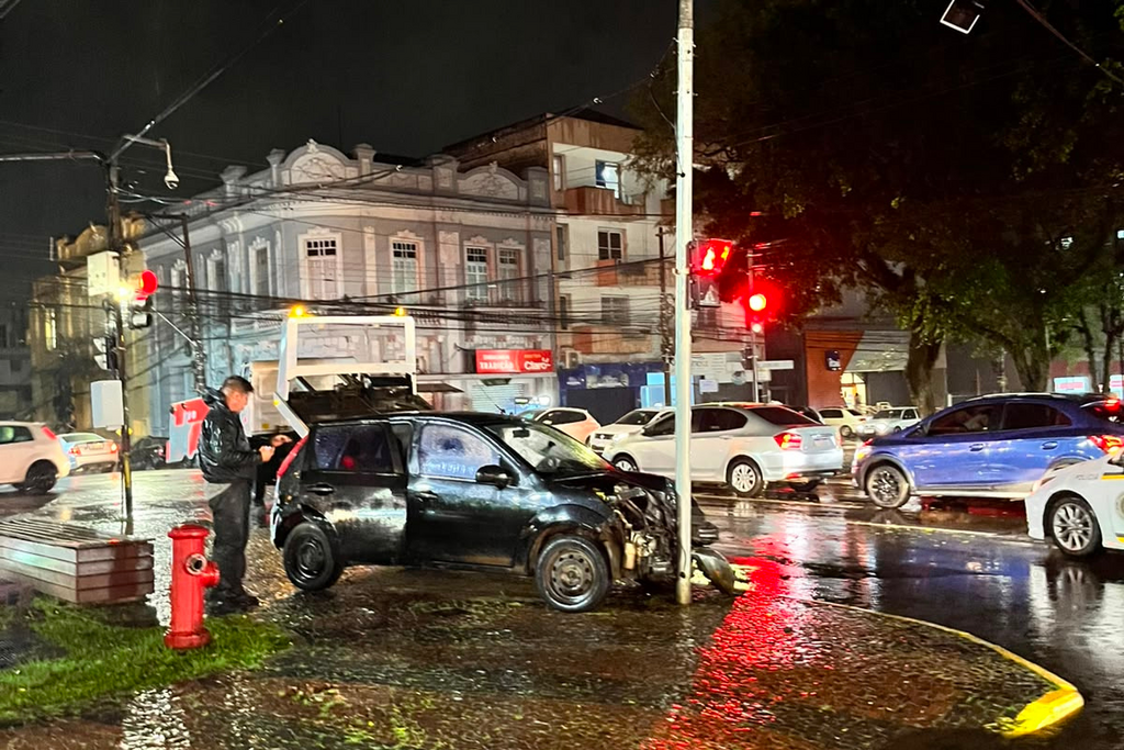 Após bater em árvore e poste, motorista admite ter consumido cocaína e medicamento antes de dirigir