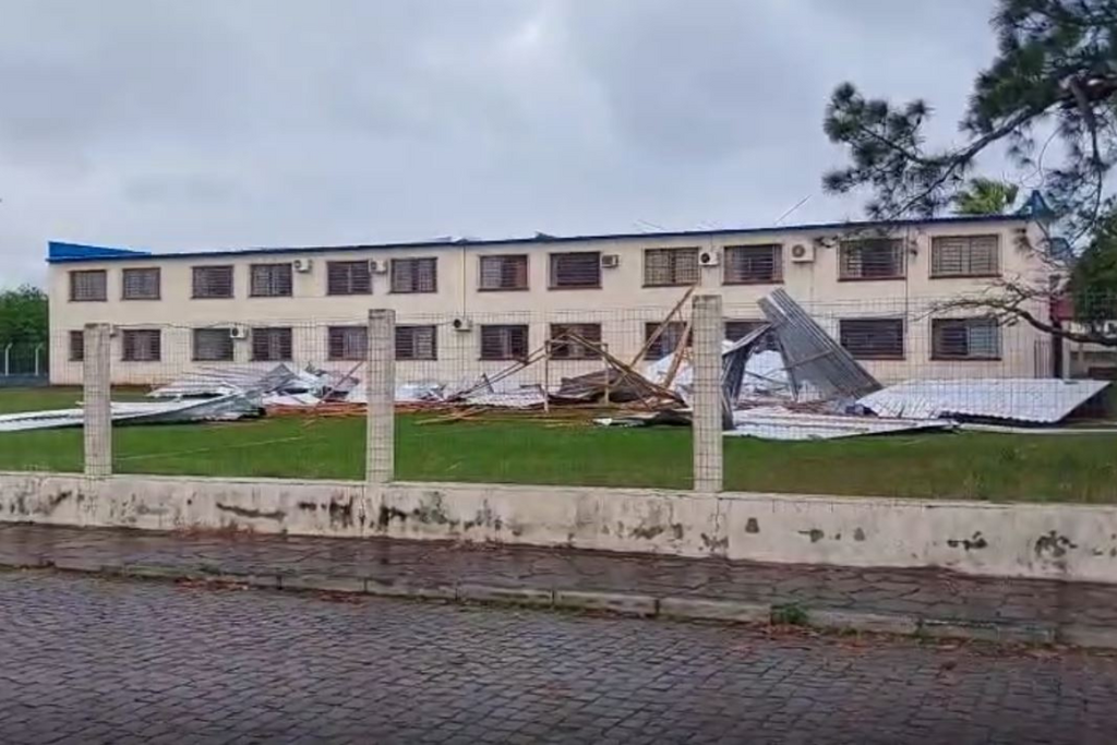 Escola destelhada pelo temporal em São João do Polêsine atende 200 alunos e teve telhado reformado há um ano