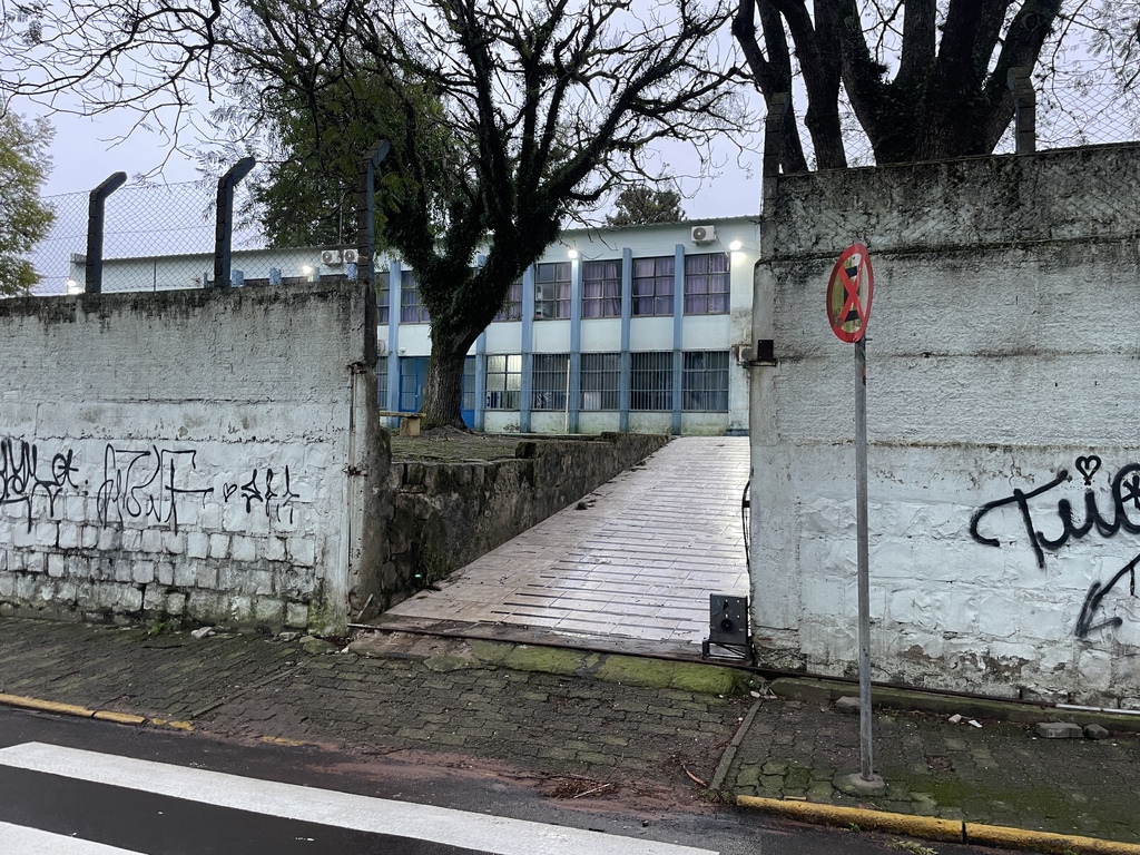 Portão de escola cai em Santa Maria, mas aulas seguem normalmente nesta sexta