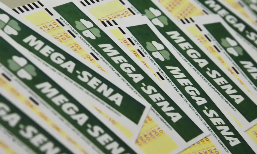 Mega-Sena acumula e pode pagar R$ 165 milhões no domingo