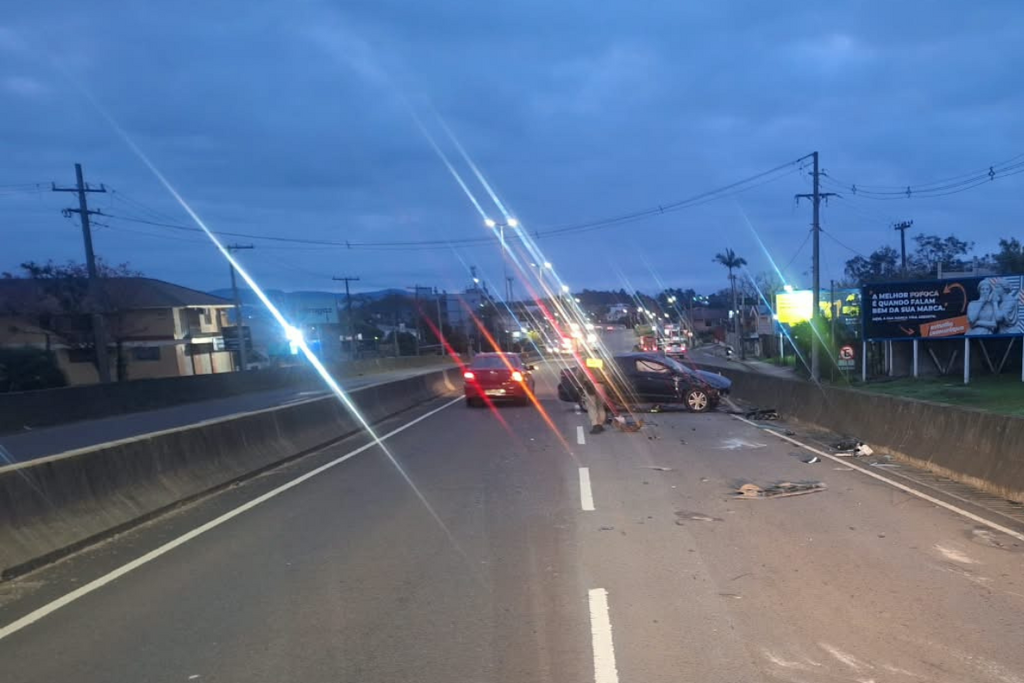 Carro capota na Faixa Velha e deixa dois jovens feridos em Santa Maria