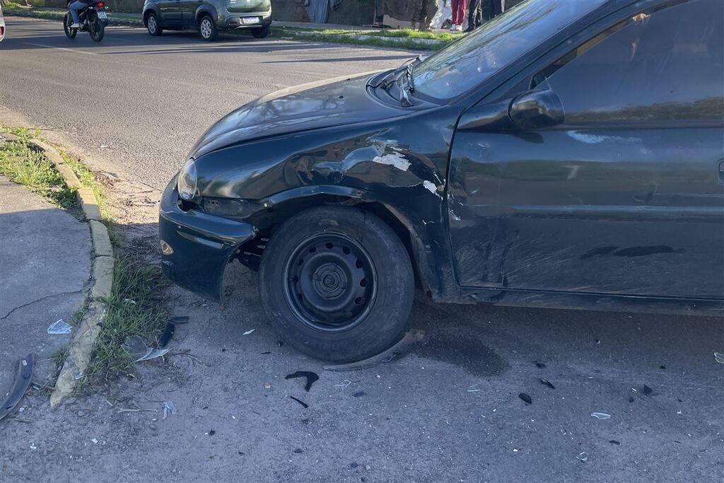 Colisão entre dois carros deixa trânsito parcialmente bloqueado na Avenida Maestro Barbosa Ribas