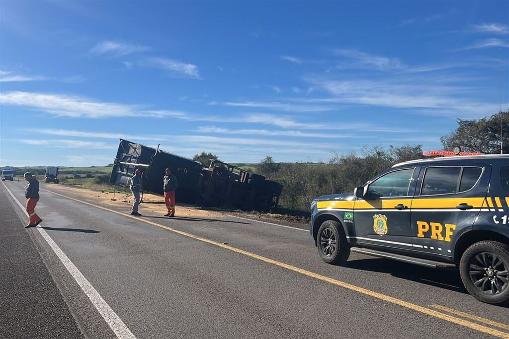 Carreta tomba e fica parcialmente sobre a pista da BR-287, em Toropi