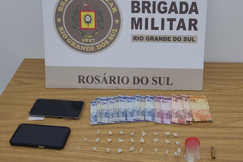 Suspeito tenta fugir para casa da mãe, mas é preso junto à companheira com crack e munição em Rosário do Sul