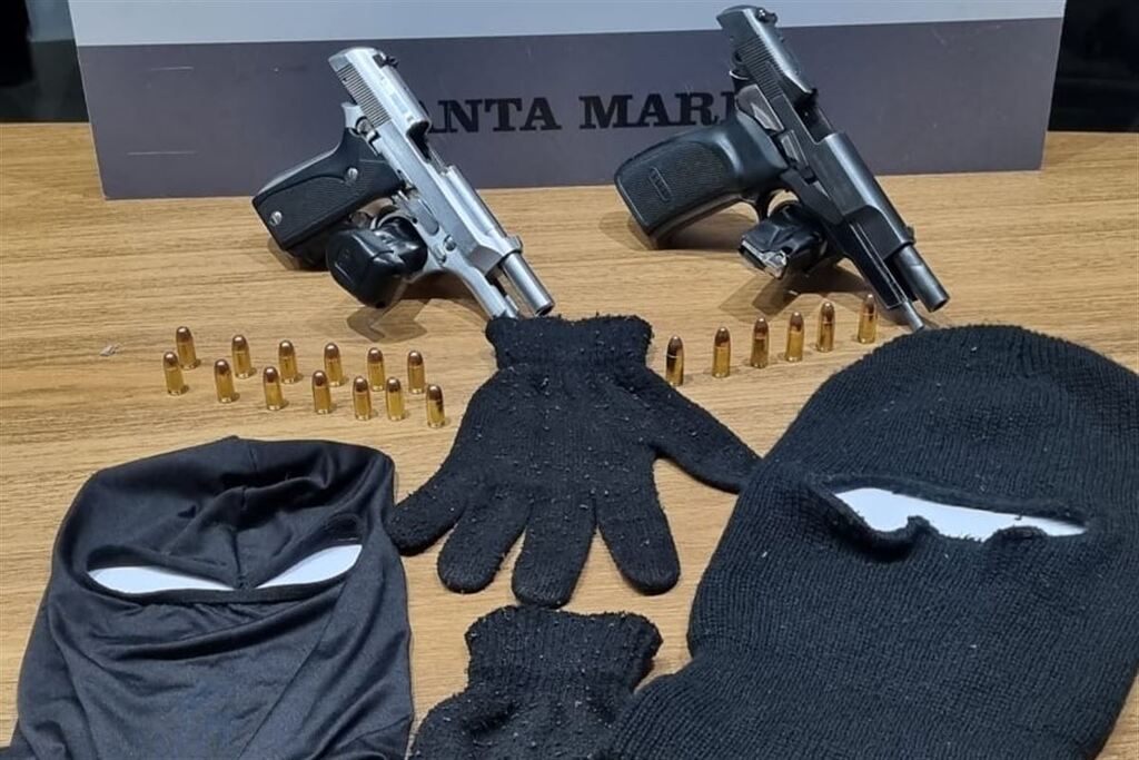 título imagem Dupla suspeita de organizar ataque contra integrantes de facção rival é presa com armas e toucas ninjas em Santa Maria