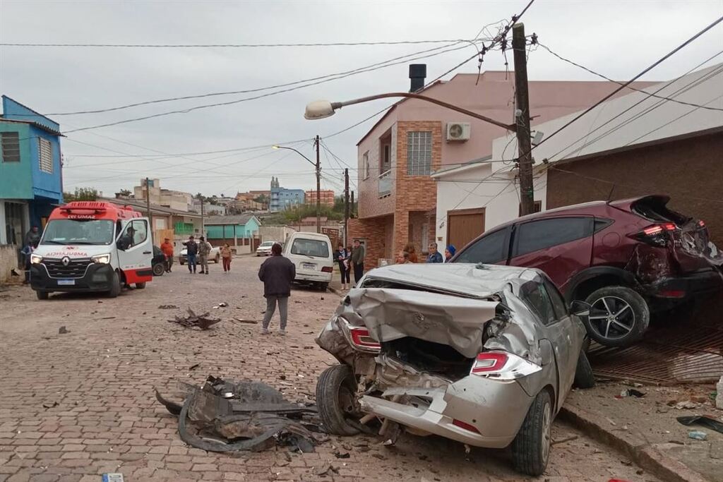 VÍDEO: Colisão entre três veículos deixa vítima em estado grave em Caçapava do Sul