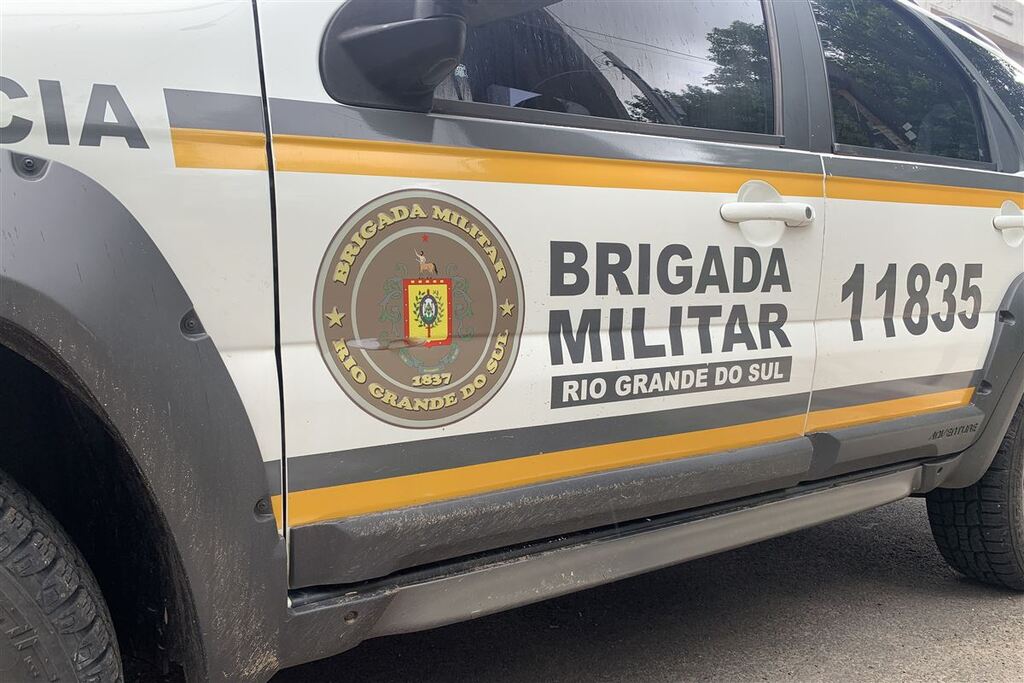Homem é preso após ser flagrado saindo de obra com sacola e mochila com ferramentas