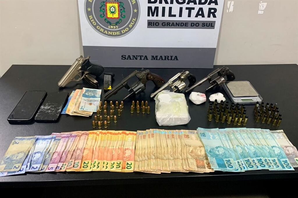 Suposto pedido de socorro termina com homem preso e quatro armas apreendidas em Santa Maria