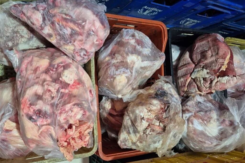 Fiscalização apreende duas toneladas de alimentos impróprios em supermercados de Santiago