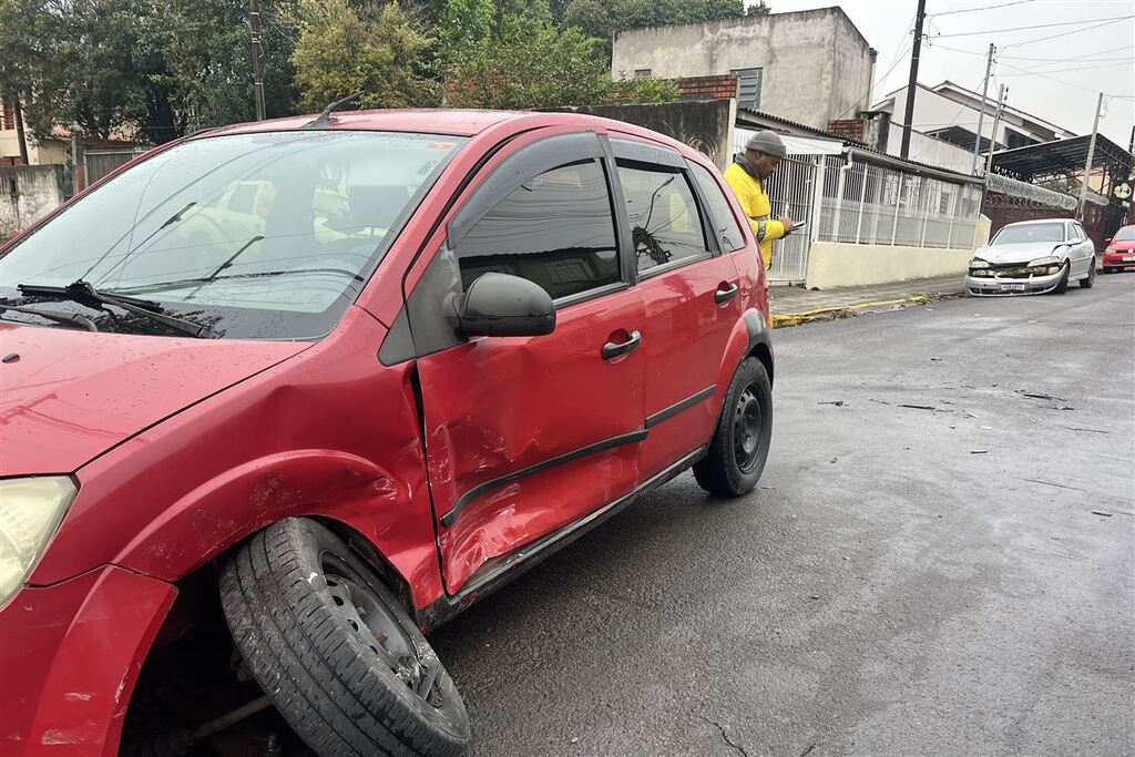 Colisão entre dois carros deixa trânsito parcialmente bloqueado no Bairro Carolina em Santa Maria