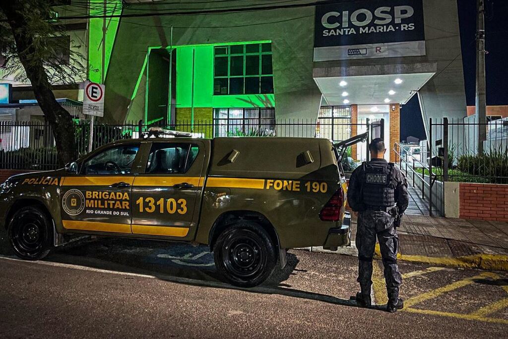 Denúncia sobre ponto de tráfico termina com drogas encontradas dentro de cooler e jovem preso em Santa Maria