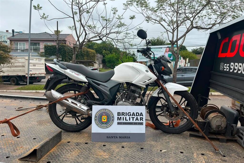Moto estacionada em frente a residência é recuperada pela Brigada Militar após consulta apontar furto