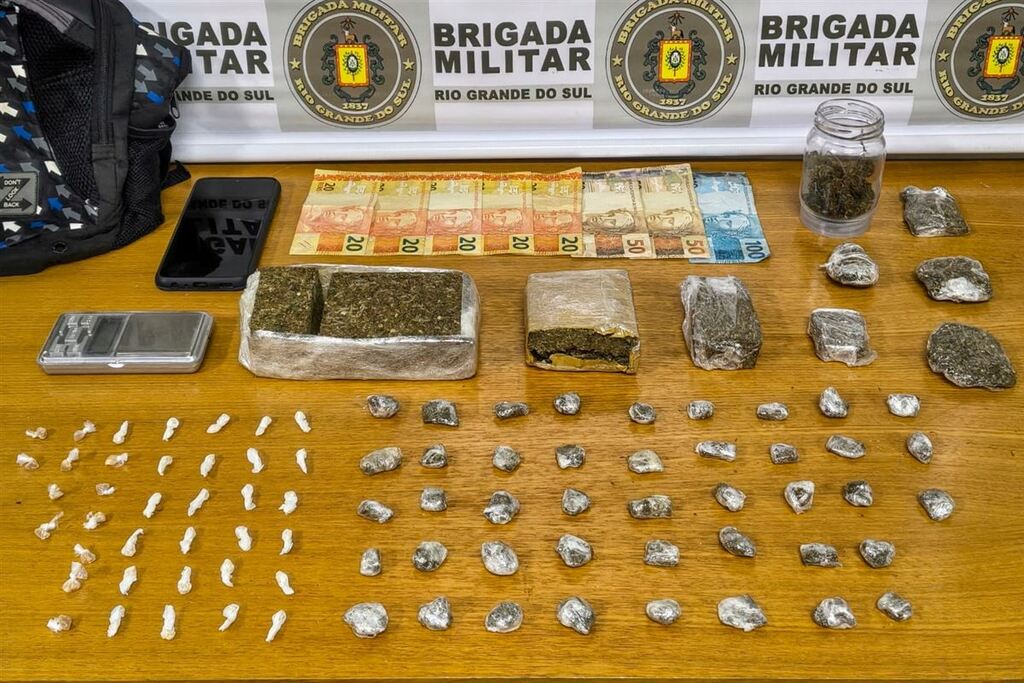 Jovem é presa com quase 900 gramas de drogas após tentar abandonar mochila no interior de Júlio de Castilhos