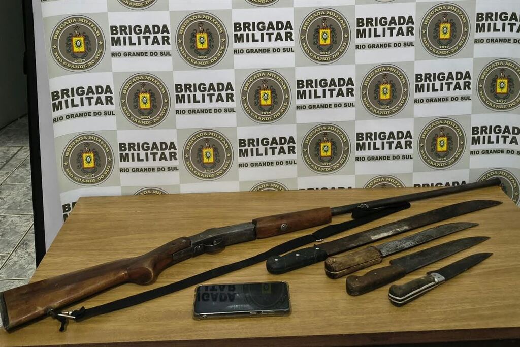 Quatro homens são presos ao serem flagrados carneando bovino em propriedade rural da região