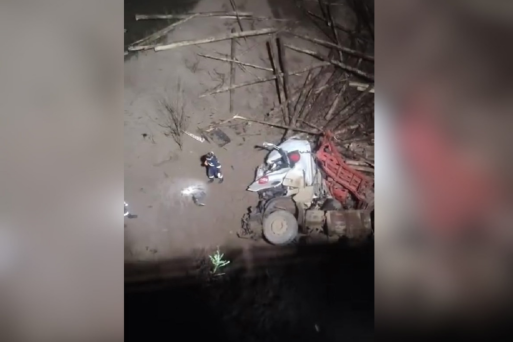 Motorista de 51 anos morre em colisão lateral e saída de pista entre dois caminhões na BR-153, em Caçapava do Sul