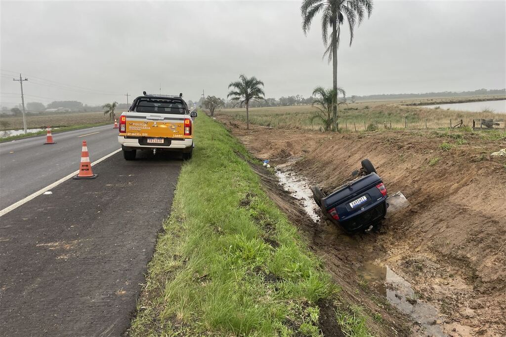 Duas pessoas ficam feridas após carro capotar na RSC-287, em Santa Maria
