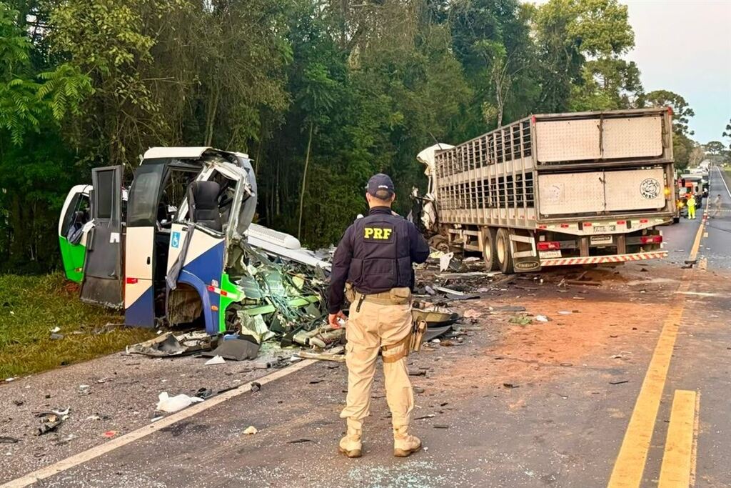 Acidente entre carreta com placas de Erechim e micro-ônibus deixa mais de 20 mortos no Paraná