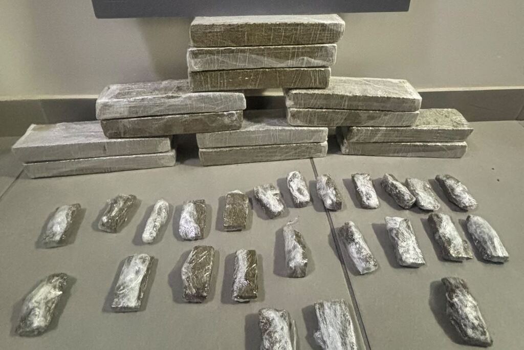 Jovem é preso com maconha após denúncia sobre drogas armazenadas em terreno baldio de Santa Maria