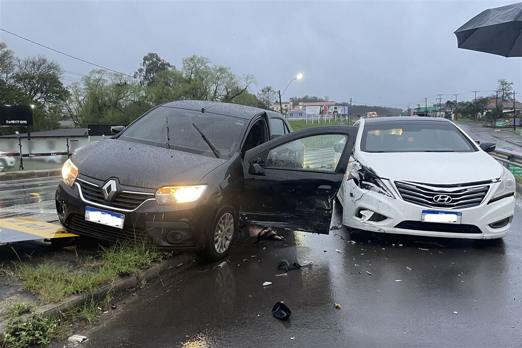 Motorista fica ferido e precisa ser retirado pela Samu após colisão entre carros na Faixa Velha de Camobi