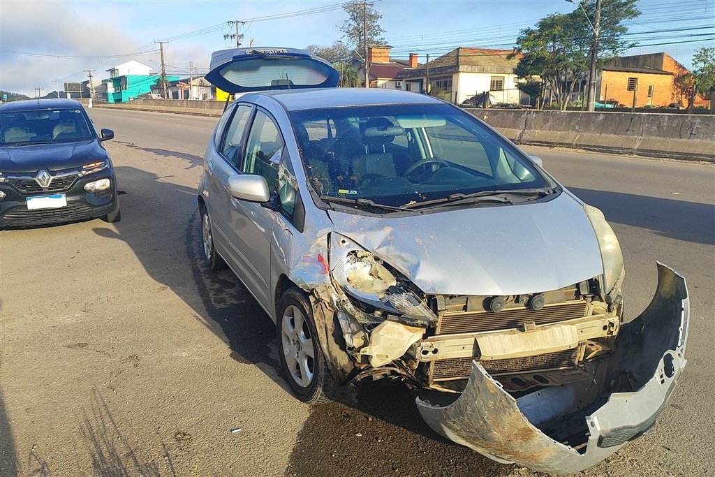 Motorista diz ter se atrapalhado com o sol, após atingir carro estacionado na Faixa Velha de Camobi