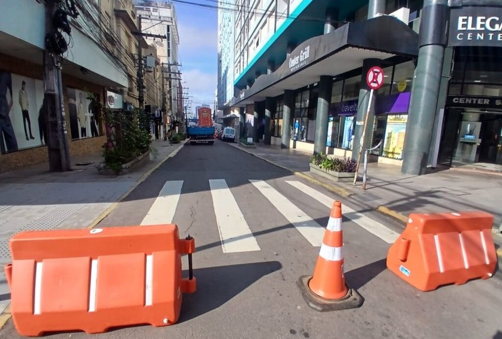 Trecho da Rua Floriano Peixoto tem bloqueio total para obras de drenagem no centro de Santa Maria