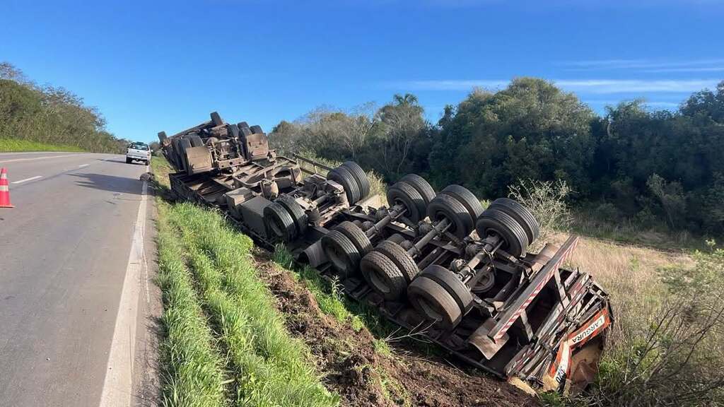 Carreta sai da pista e tomba na BR-392 entre São Sepé e Caçapava do Sul