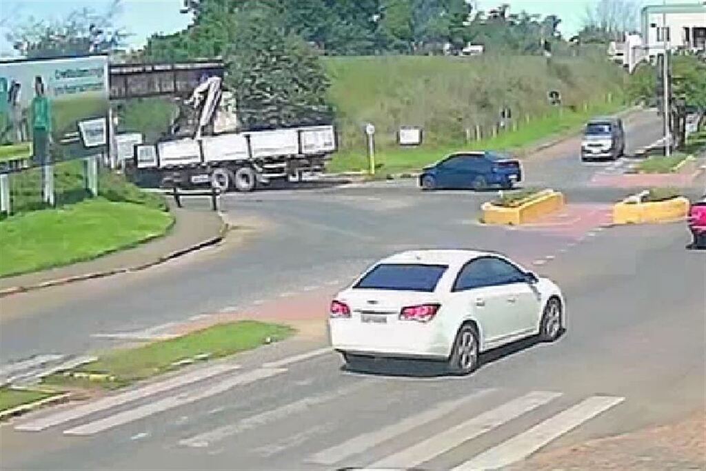 Caminhão bate em ponte e bloqueia linha férrea por mais de 10 horas em Tupanciretã